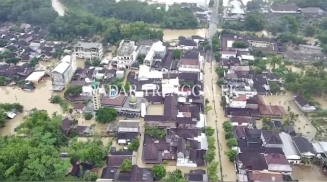 Banjir melanda Kelurahan Kelutan, Kabupaten Trenggalek, dengan wadah air yang merendam pemukiman warga.