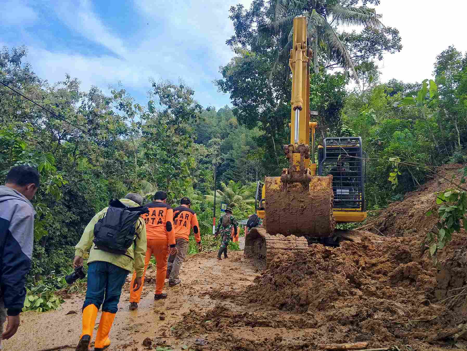 Proses pencarian korban setelah Trenggalek diterjang banjir dan longsor.