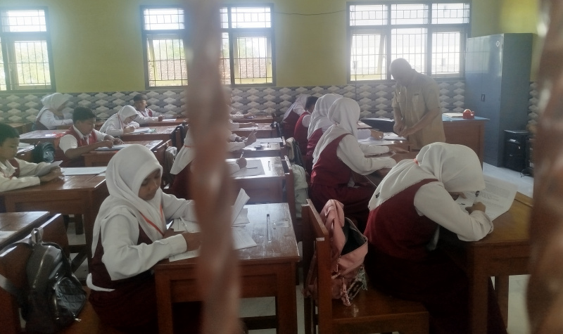 Suasana ujian sekolah di SDN 1 Kelutan yang tetap dilaksanakan kendati terdampak banjir