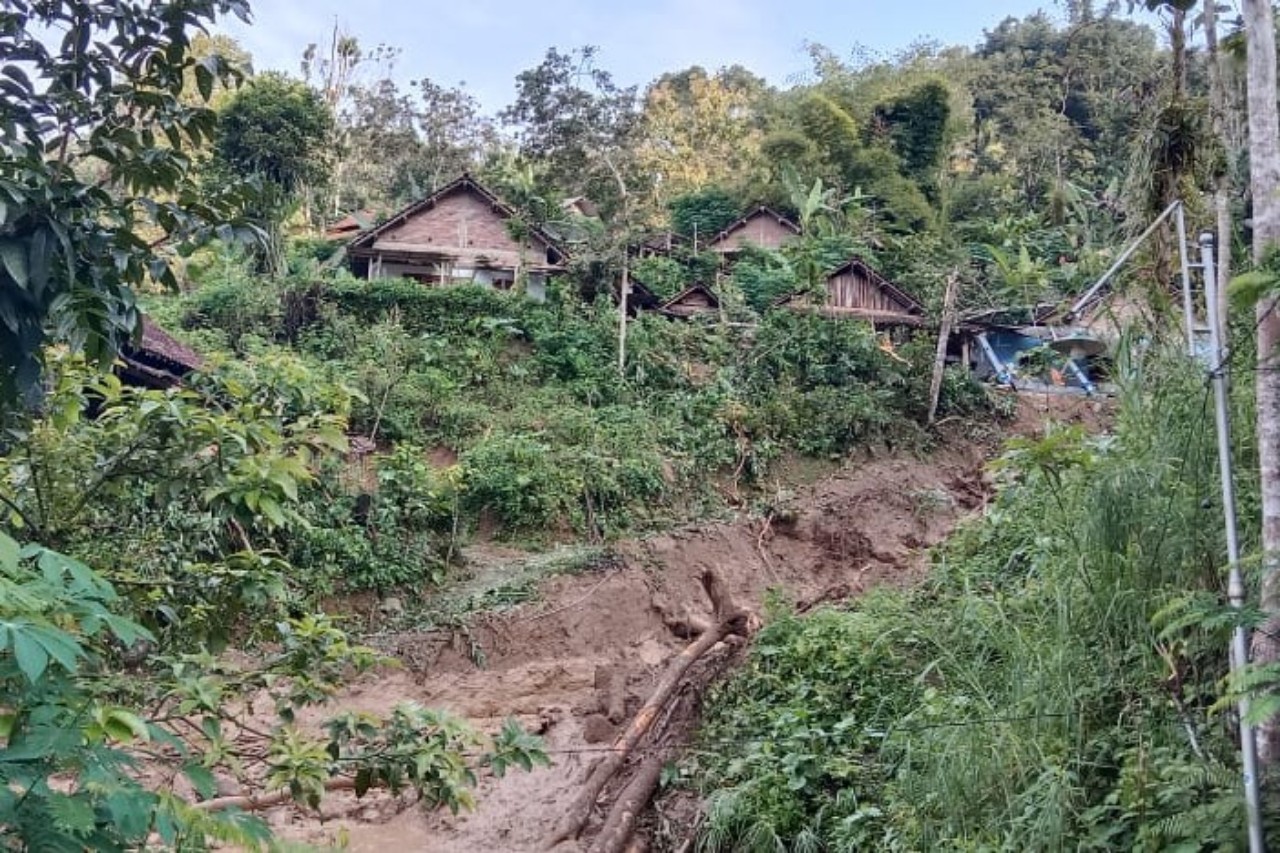 Kondisi tebing di Desa Depok, Kecamatan Bendungan, Trenggalek yang longsor. (BPBD TRENGGALEK)