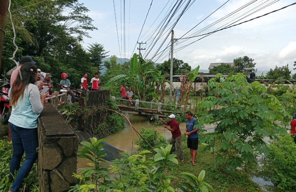 Warga setempat memanfaatkan momen untuk mencari ikan