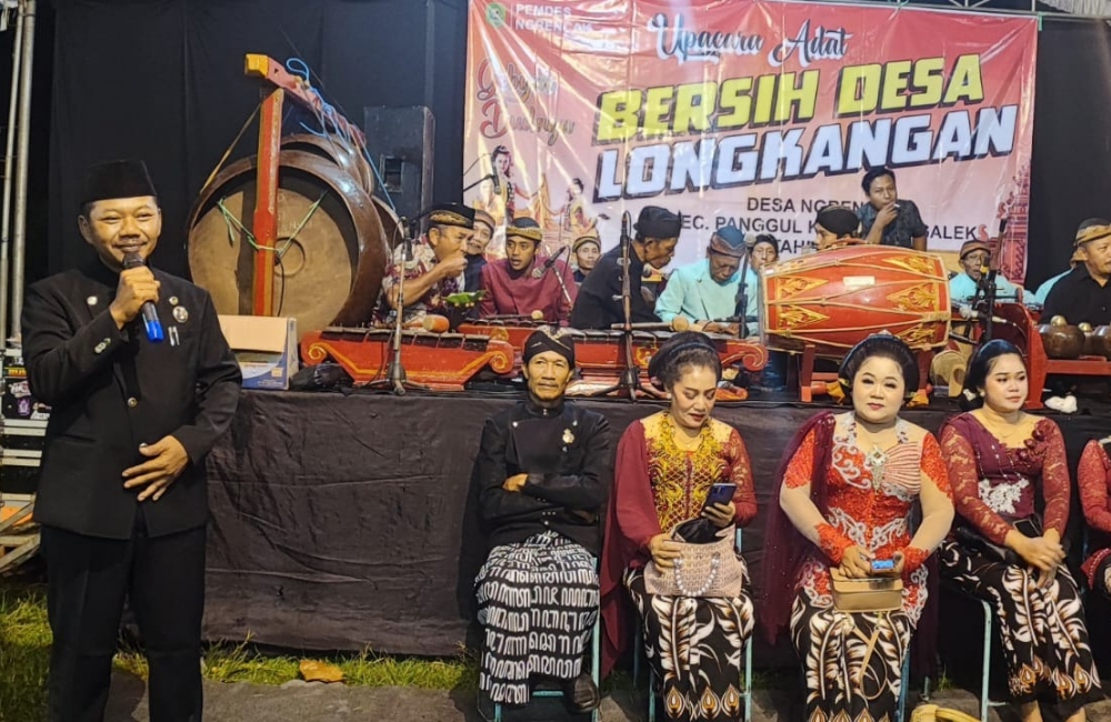Kades ngrencak Agung Susilo sambutan di acara Bersih desa Longkangan