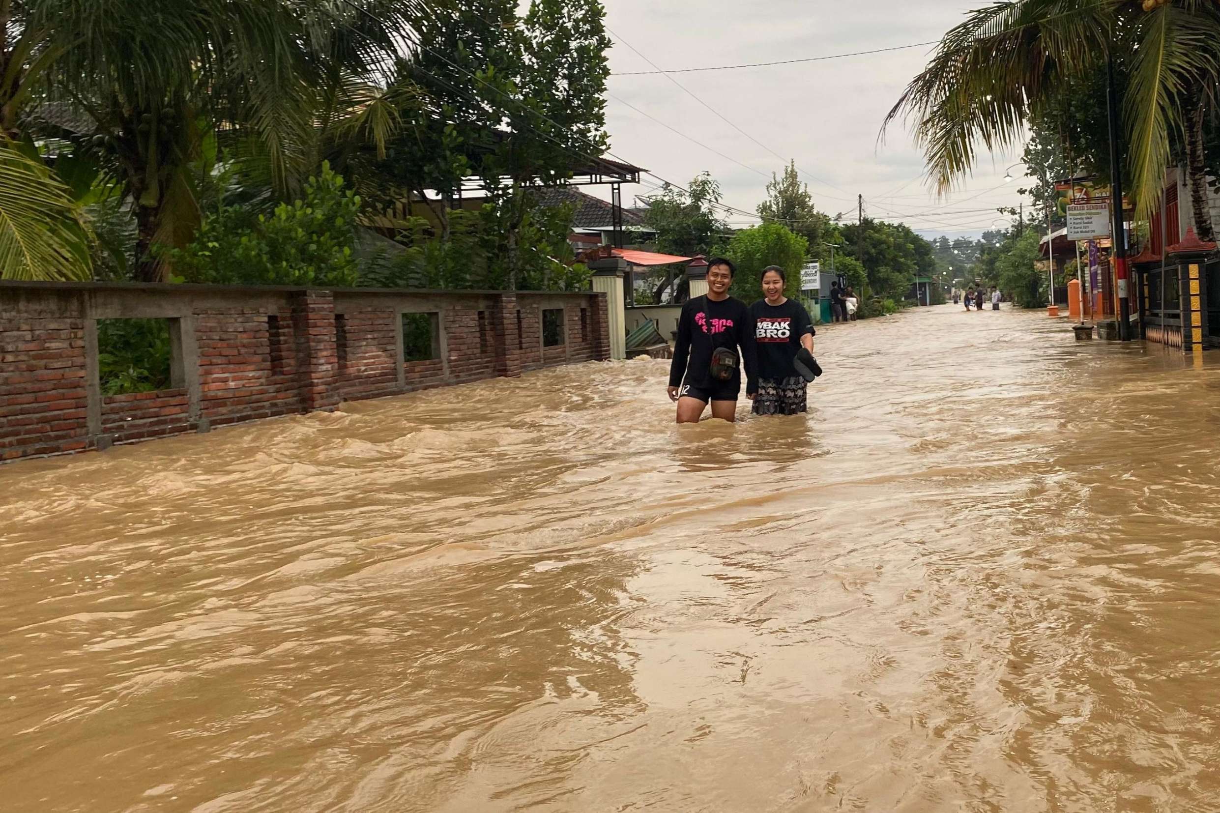 Banjir bisa mempengaruhi kesehatan karena air tercemar. (DR PERDANA/RADAR TRENGGALEK)