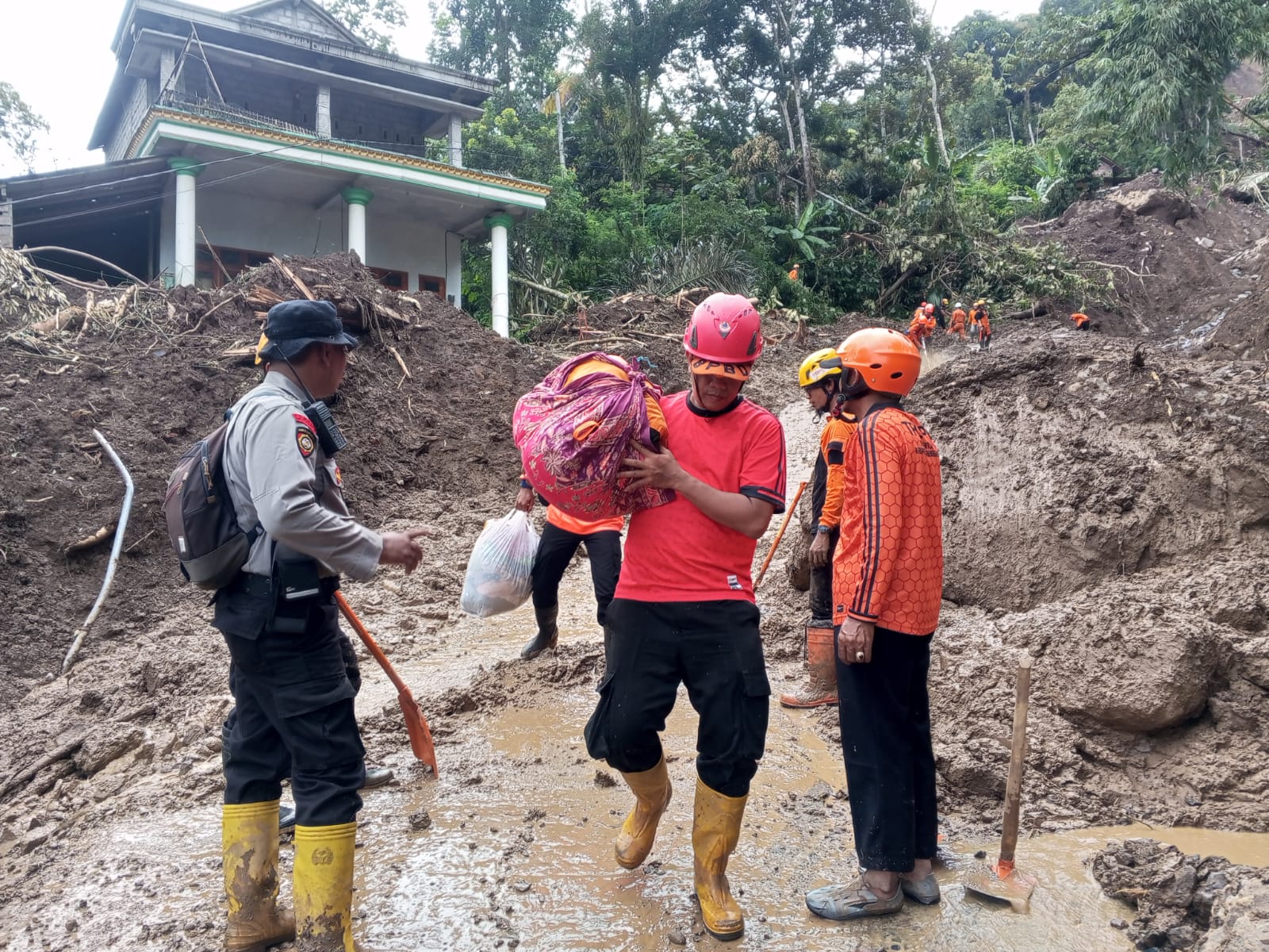 Tim Sar gabungan melakukan pencarian terhadap dua korban longsor