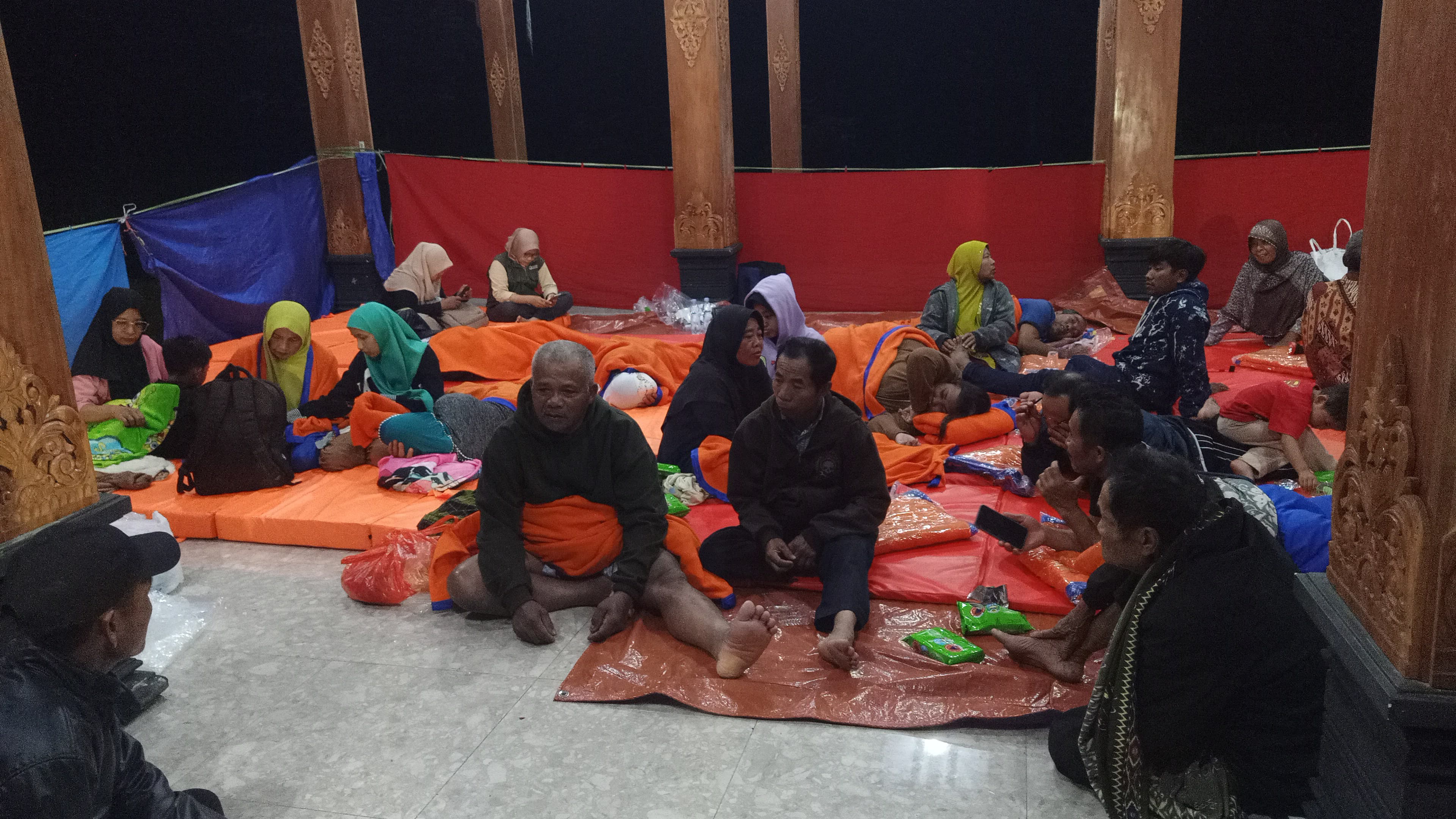 Puluhan warga Desa Depok diungsikan karena terdampak longsor di Trenggalek.