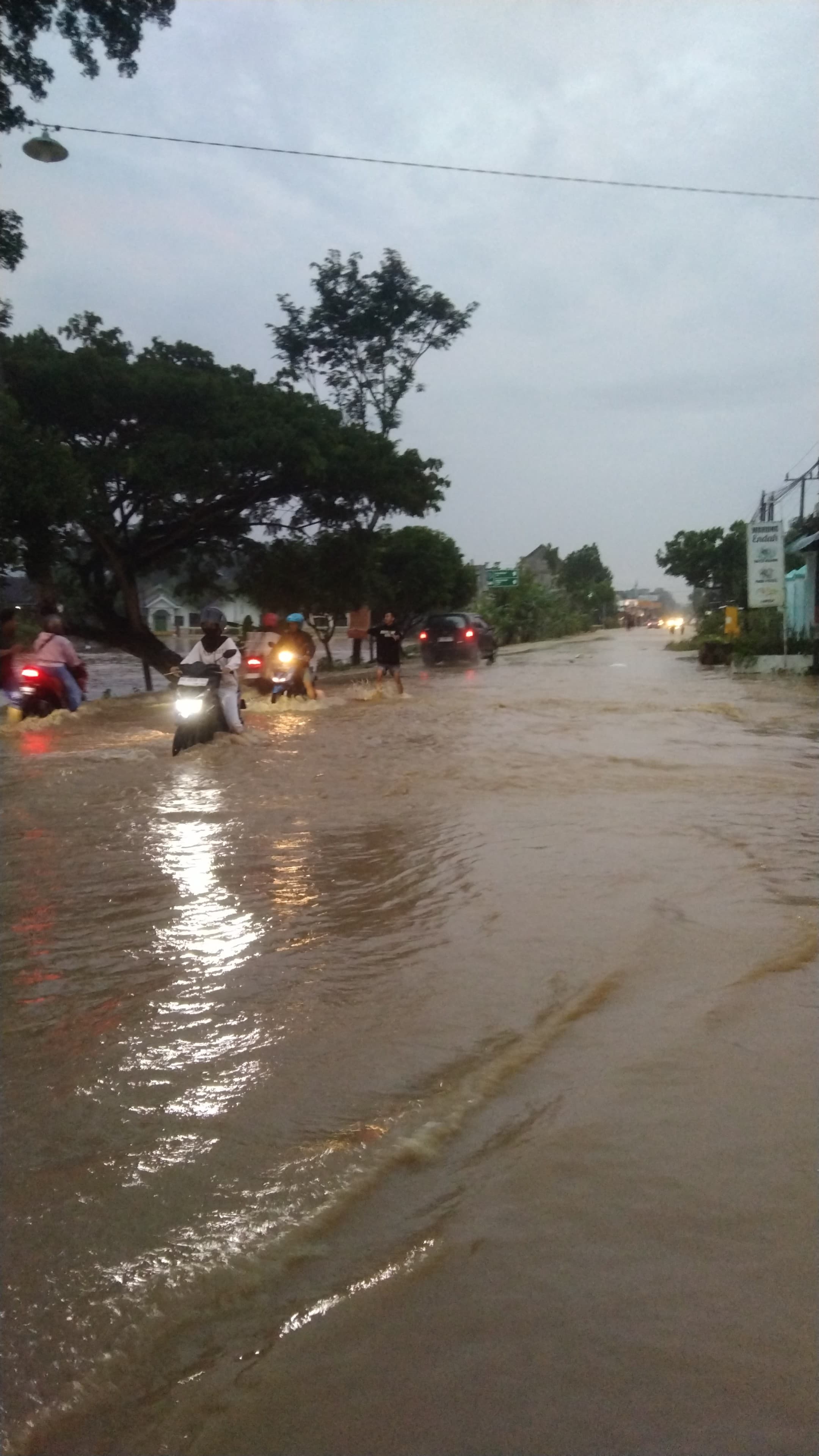 Situasi banjir yang terjadi di Trenggalek Selasa (20/5/2025)