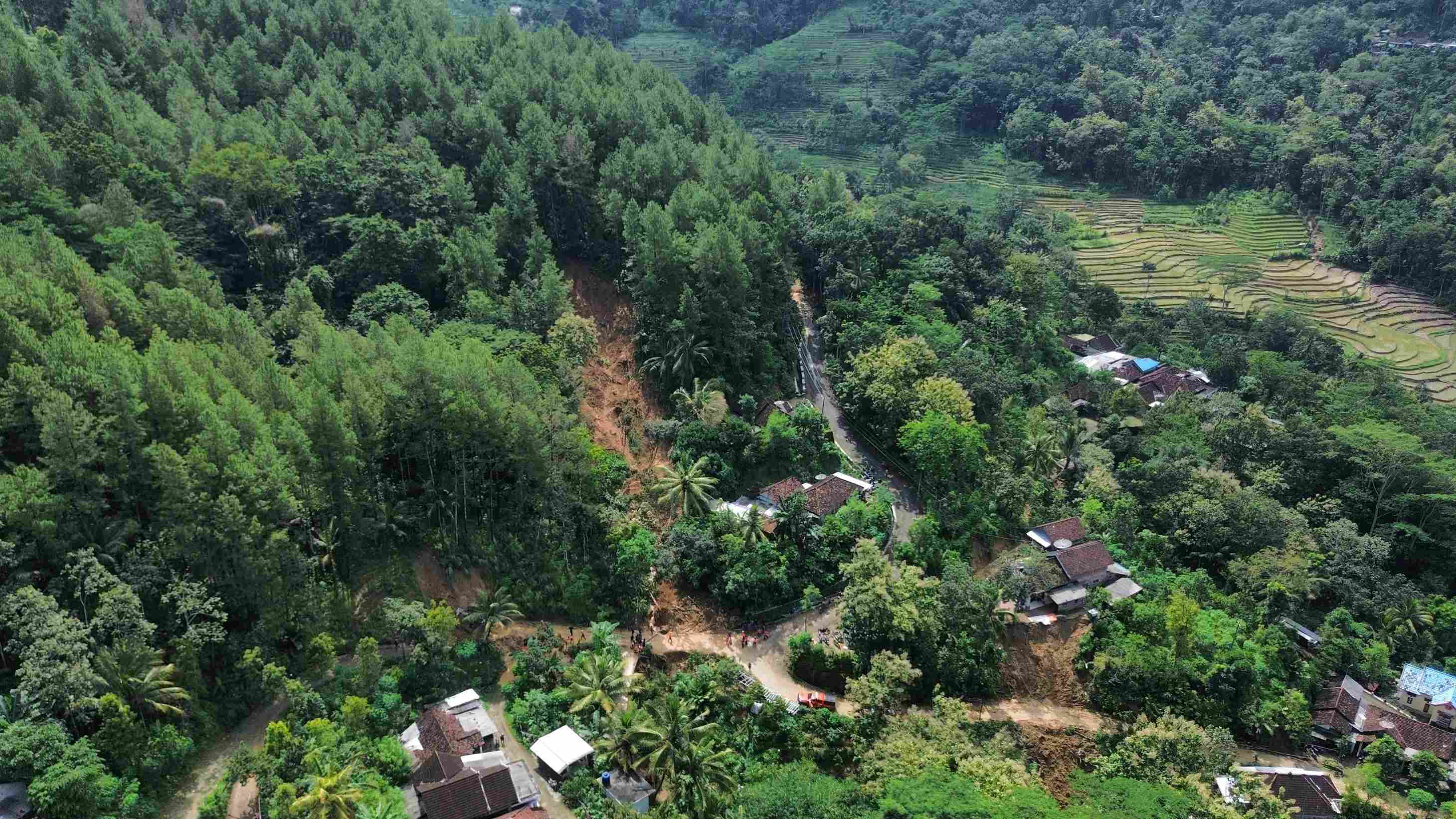 Kondisi medan lokasi longsor di Trenggalek yang menyulitkan pencarian korban.