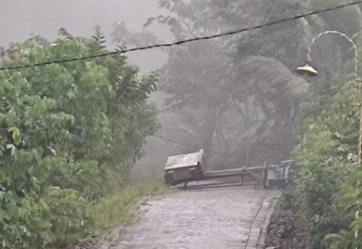 Gardu roboh di RT 06, menutup jalan.