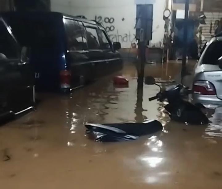Banjir meluas di sejumlah wilayah Trenggalek.