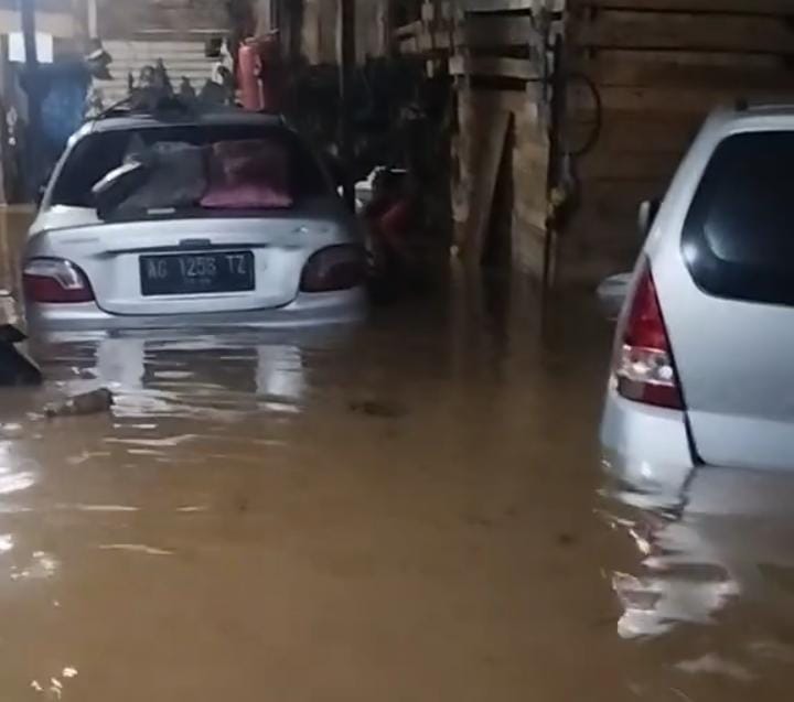 Air berlumpur memenuhi rumah warga mlelo.