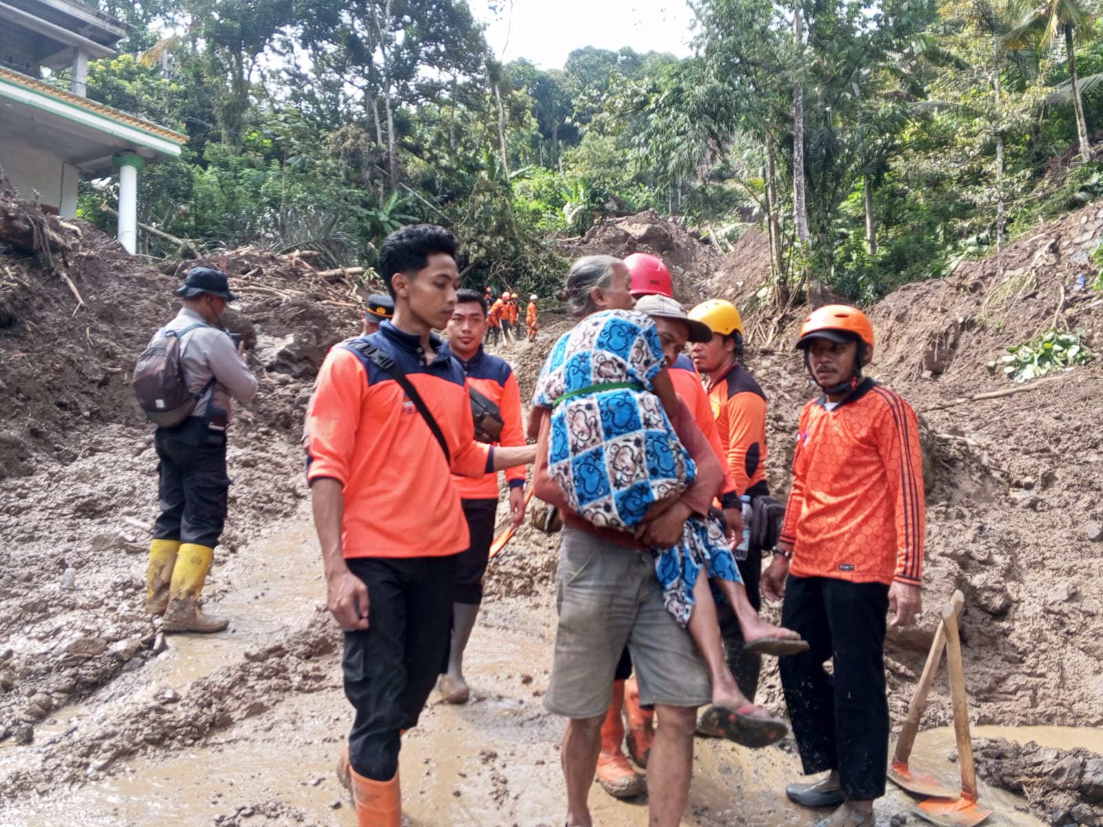 Proses evakuasi warga terdampak tanah longsor di Trenggalek.