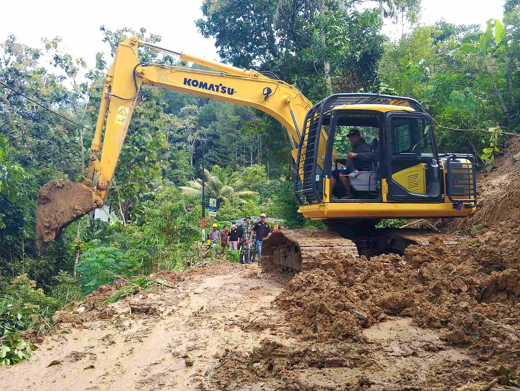 Proses pembukaan jalur evakuasi korban longsor di Trenggalek yang dilakukan pada Selasa (20/5/2025).