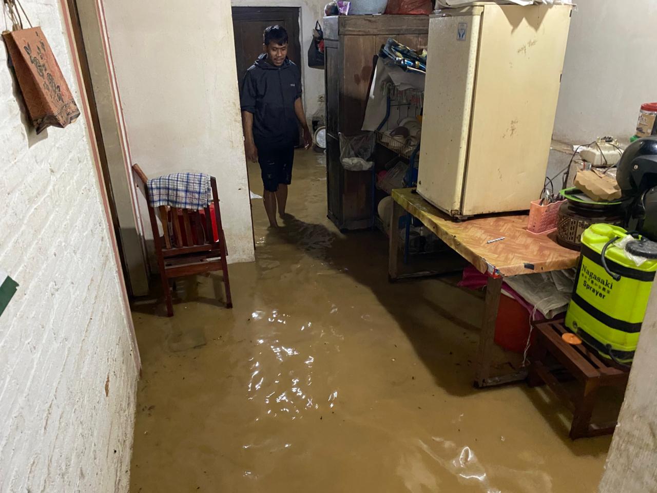 Lumpur sisa banjir harus segera dibersihkan agar kesehatan lingkunga terjaga. (DR PERDANA/RADAR TRENGGALEK)