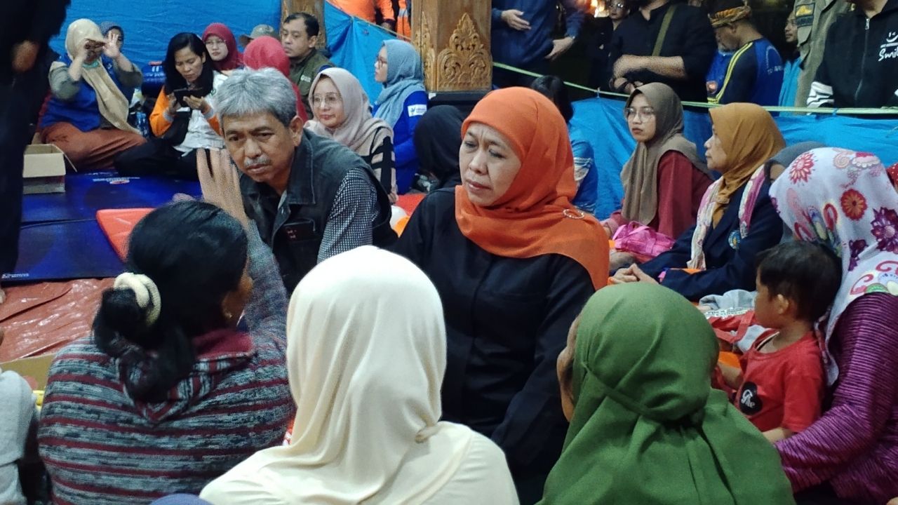 Gubernur Jatim saat mengunjungi posko pengungsian korban bencana tanah longsor di Trenggalek.