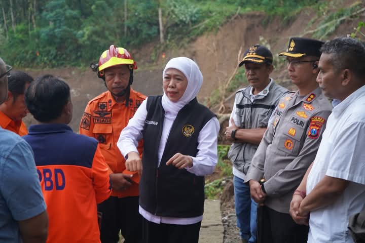 Khofifah saat meninjau lokasi longsor di Trenggalek.