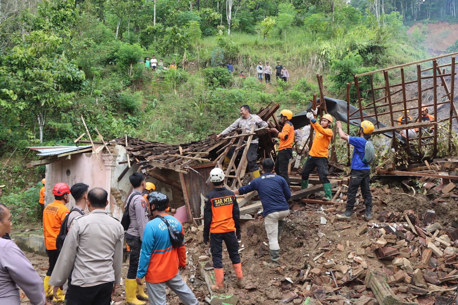 Proses evakuasi korban longsor di Trenggalek yang juga menjadi sorotan Emil Dardak.