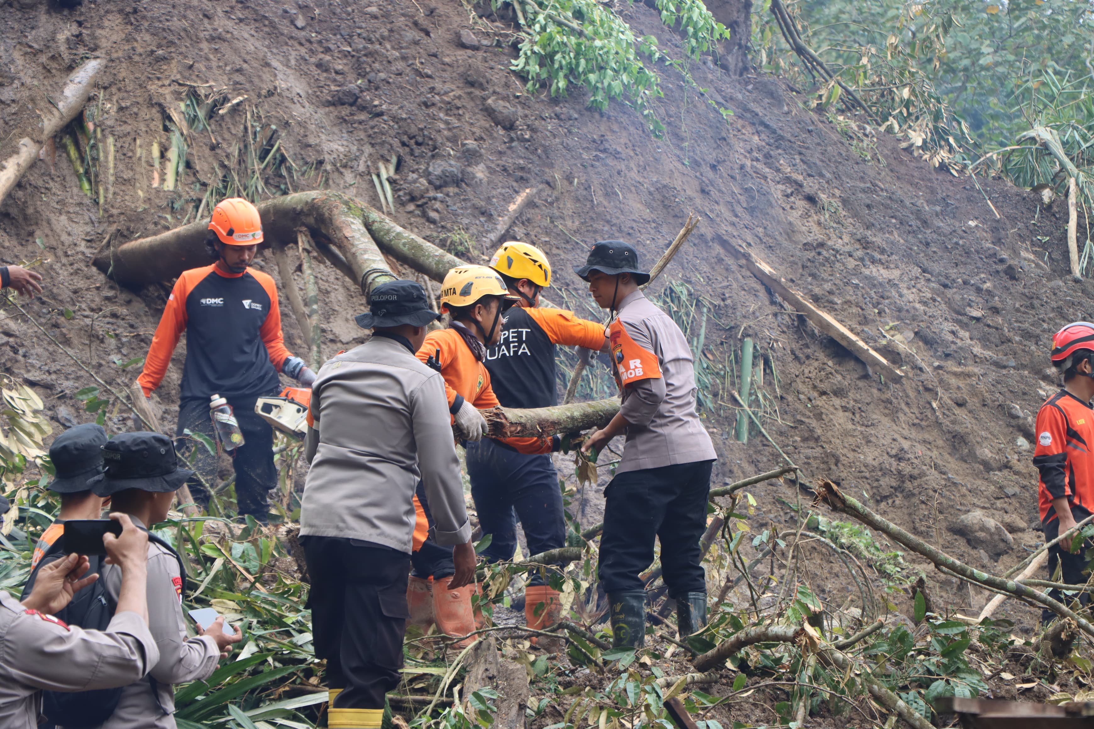 Proses evakuasi korban longsor di Trenggalek