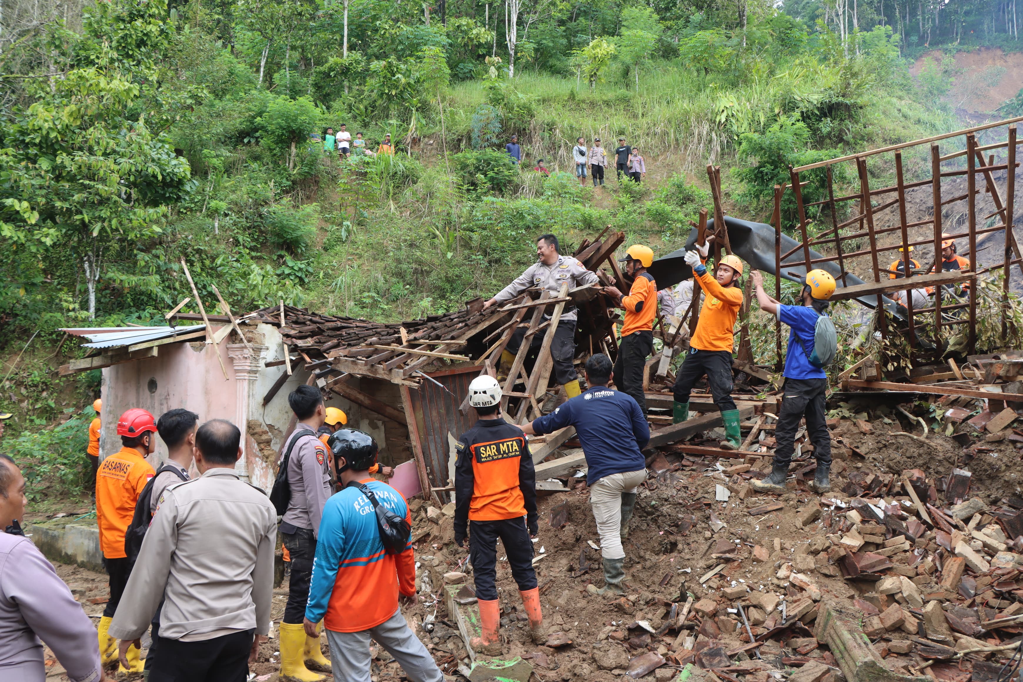 Proses pencarian enam warga di Desa Depok, Kecamatan Bendungan, Trenggalek yang hilang tertimbun longsor