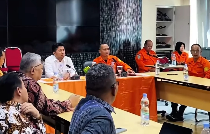 Wakil Gubernur Emil Dardak ketika melakukan koordinasi dengan Basarnas