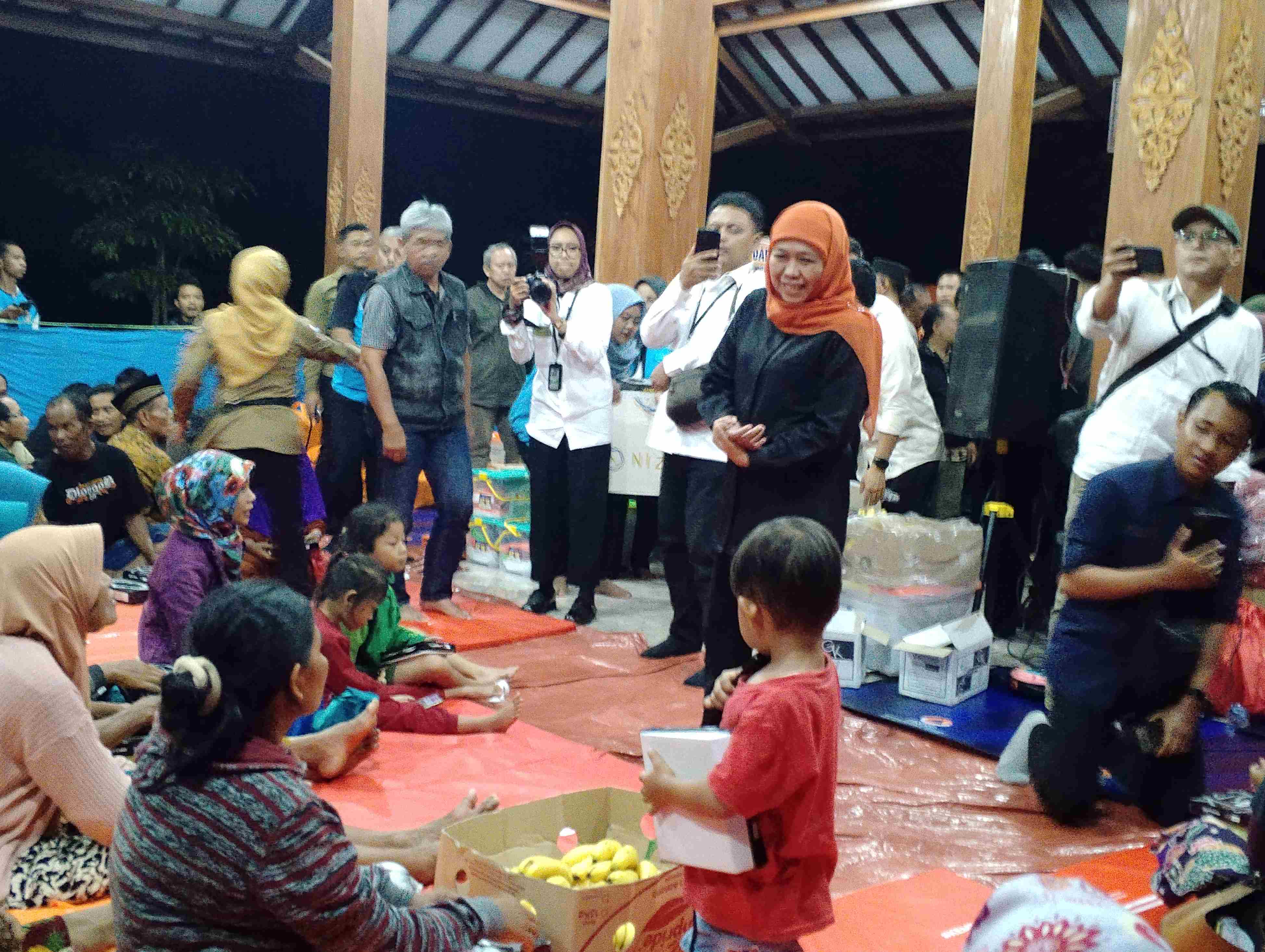 Gubernur Jatim, Khofifah Indar Parawansa tegaskan lokasi relokasi lebih baik dekat mata pencaharian korban longsor.