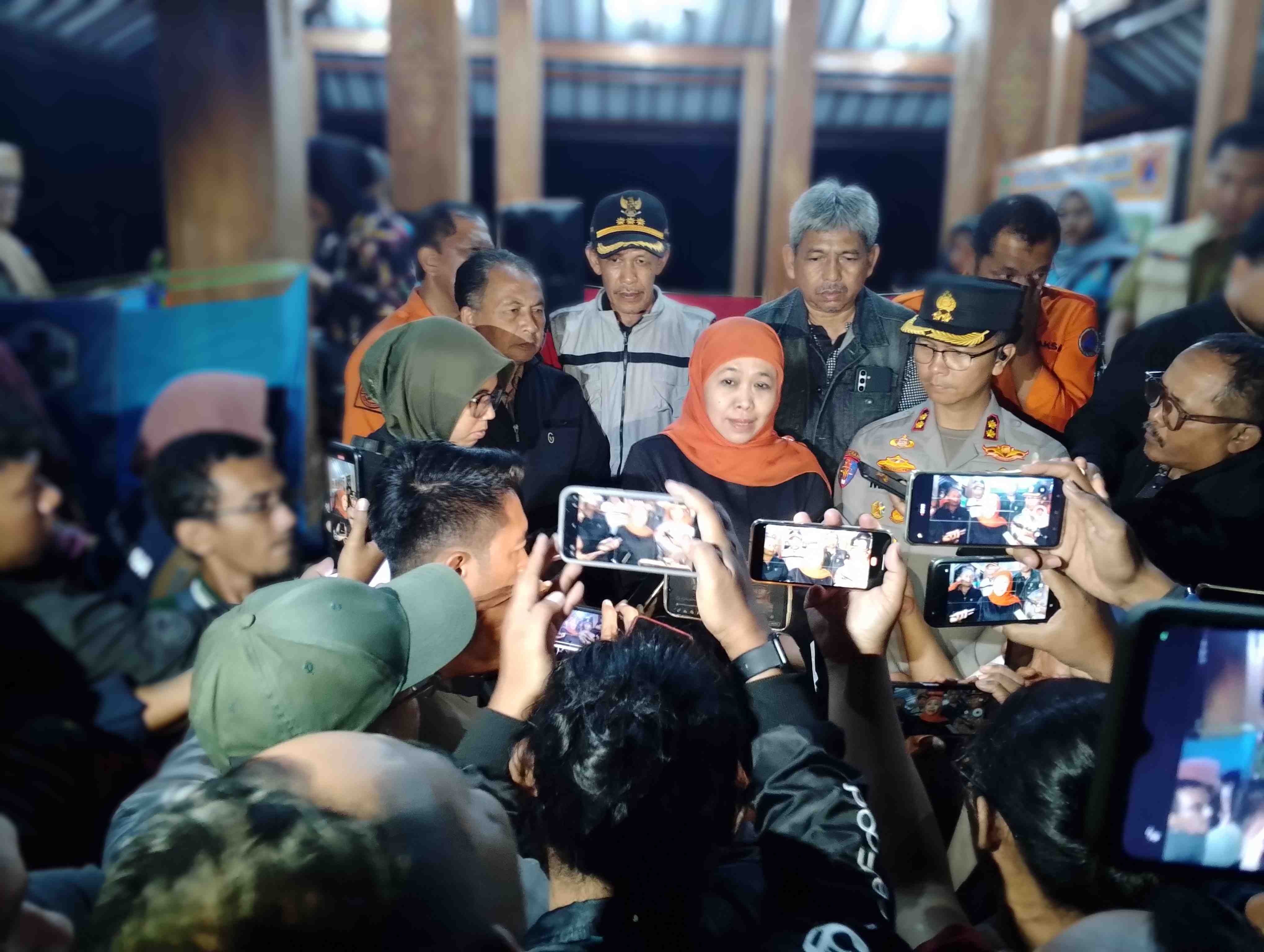 Gubernur Jatim janjikan rumah permanen bagi korban longsor di Trenggalek.