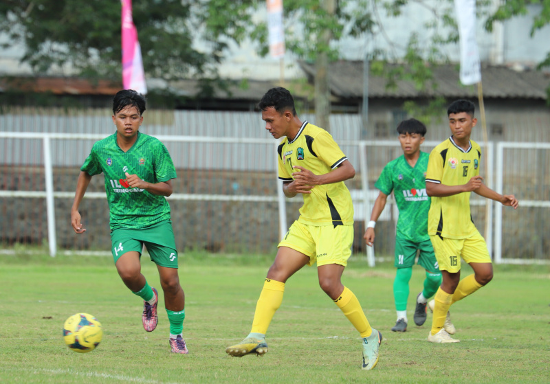 Tim Trenggalek (hijau-hijau) saat menghadapi tim dari Magetan dalam pertandingan pertama pra porprov