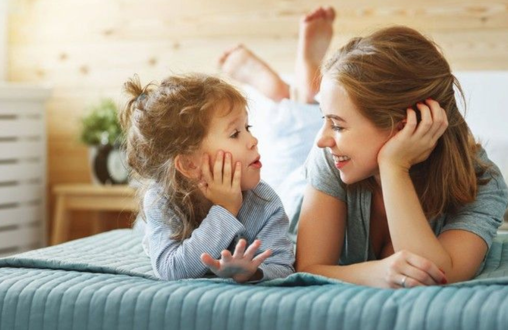 Membantu anak mengelola perasaan mereka dengan kasih sayang dan pemahaman.
