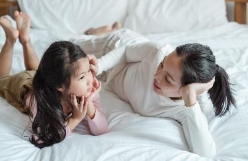 Mengajarkan anak cara mengelola emosi dengan bijak untuk kesejahteraan mereka.