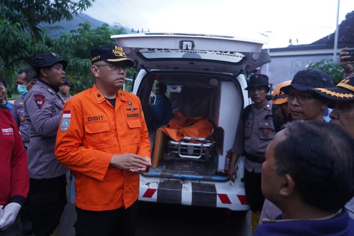 Proses evakuasi jenazah korban longsor di Trenggalek yang ditemukan di hari keempat pencarian.