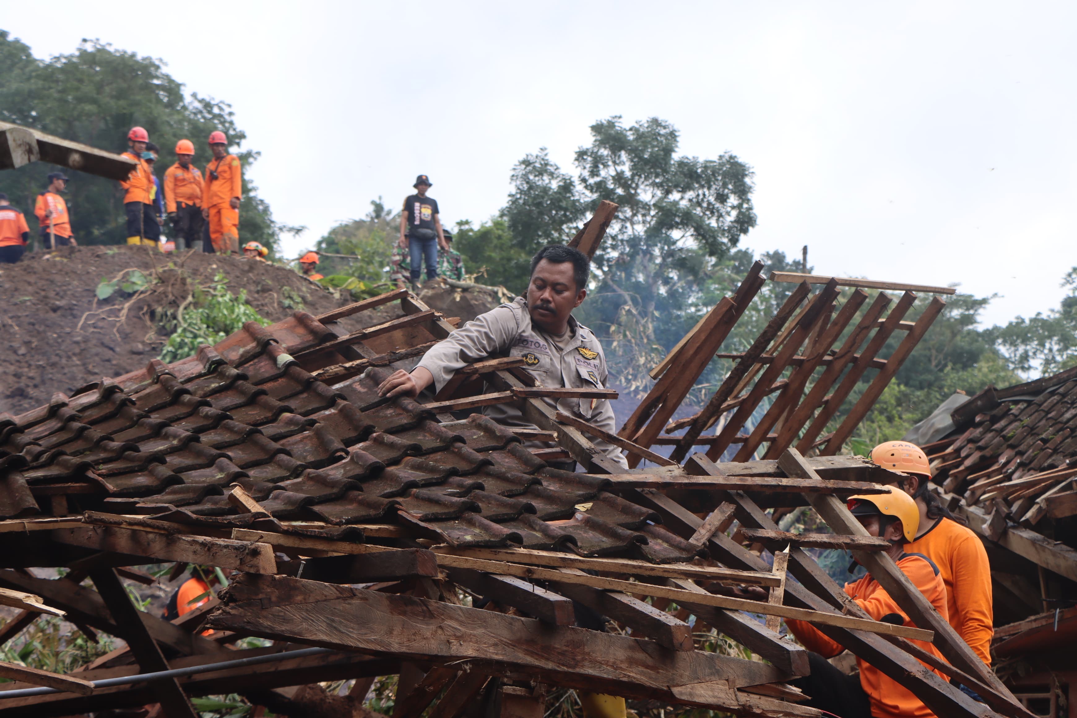 Tim SAR gabungan melakukan pencarian terhadap korban longsor