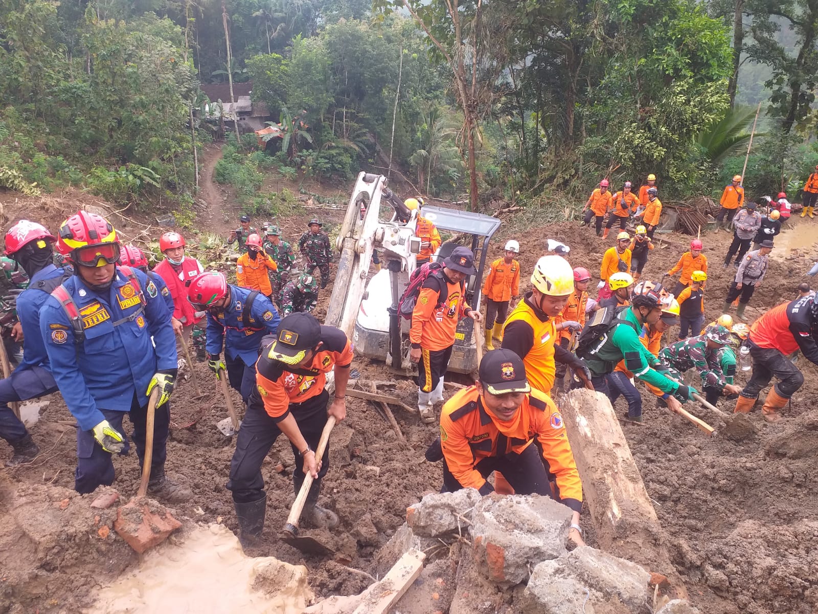 Tim SAR gabungan mencari empat korban tanah longsor di Desa Depok, Bendungan, Trenggalek