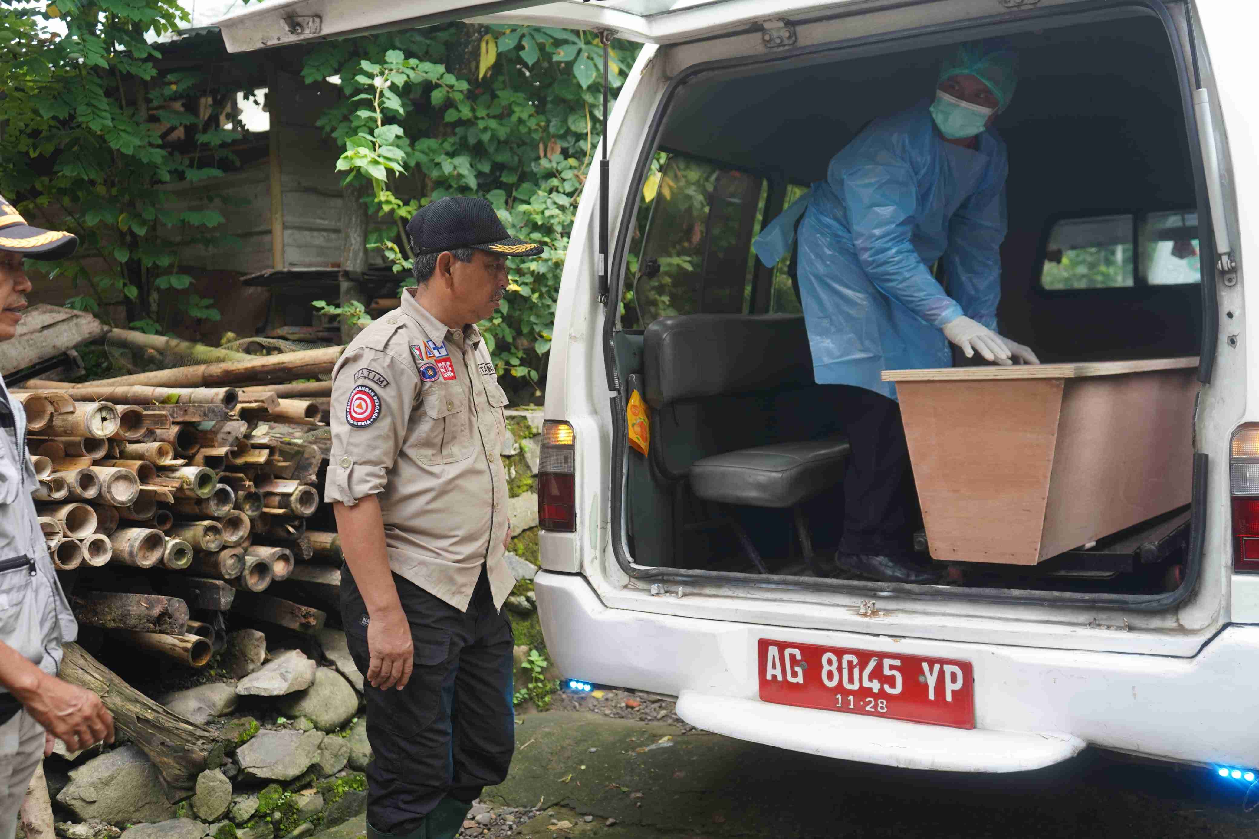 Sekda Trenggalek antarkan jenazah ibu dan anak korban longsor menuju pemakaman.