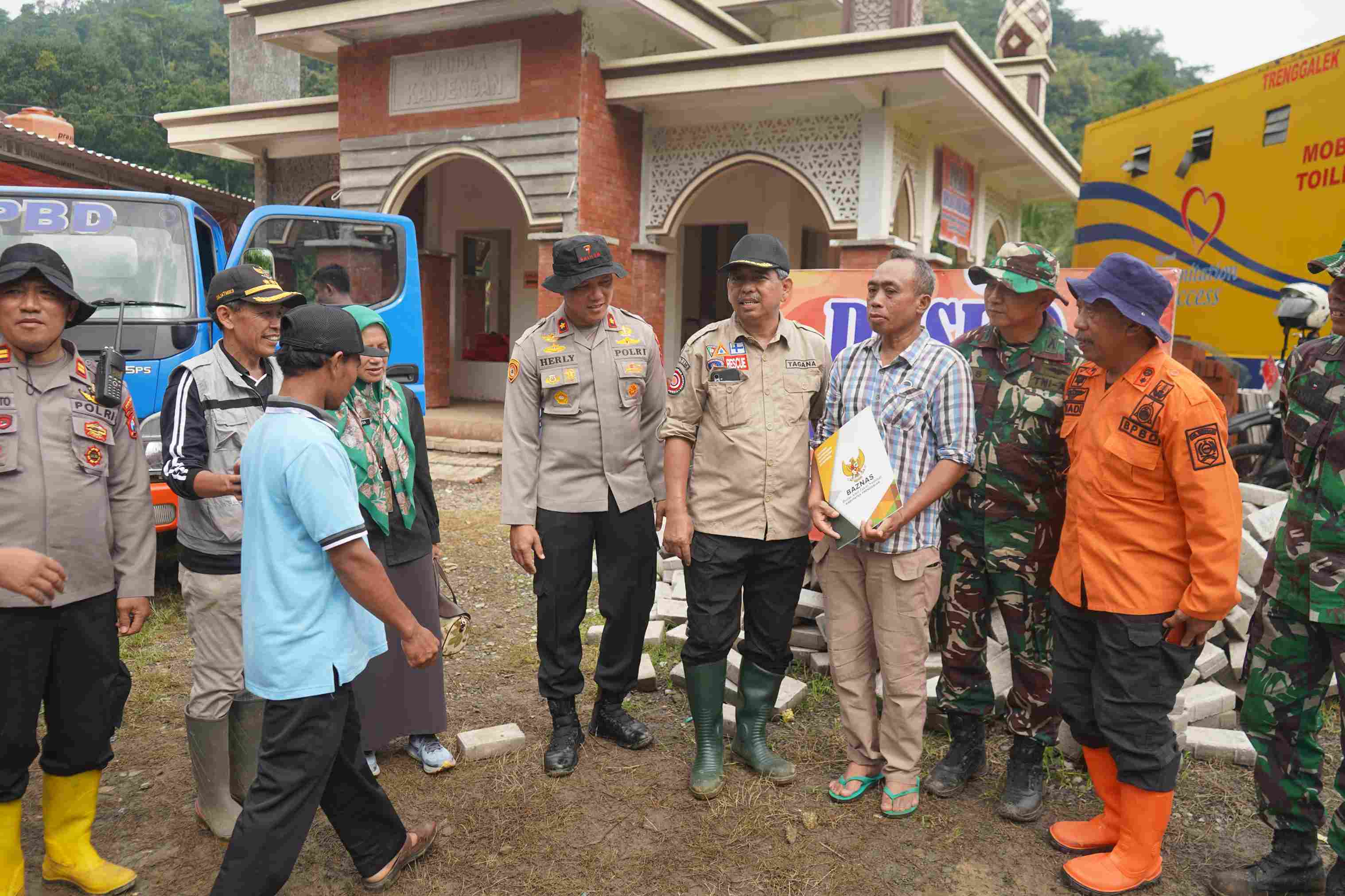 Penyerahan bantuan oleh Pemkab Trenggalek kepada korban longsor di Kecamatan Bendungan.