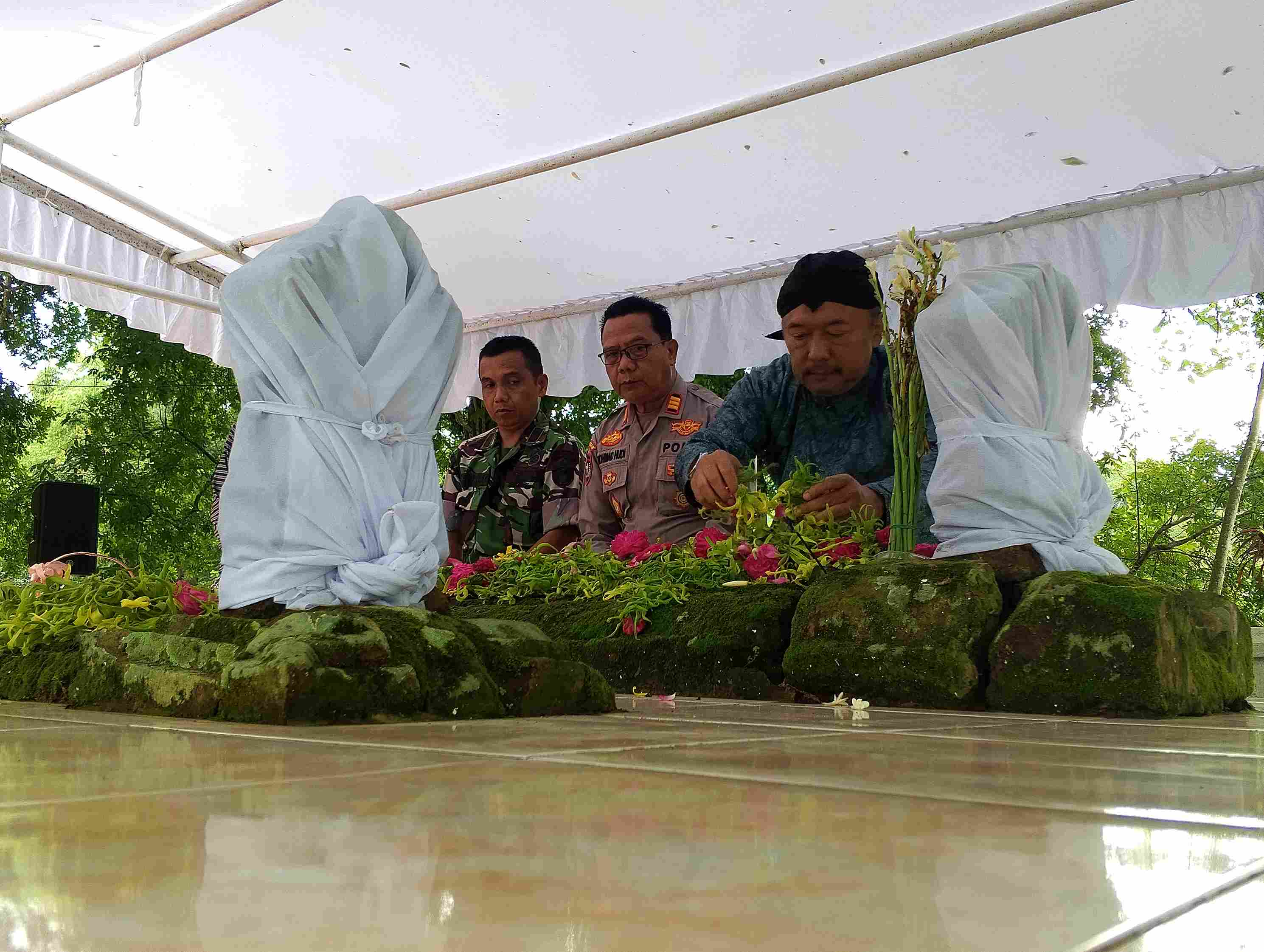 Prosesi Nyadran Dam Bagong dengan ziarah ke Makam Ki Ageng Menak Sopal di Trenggalek.