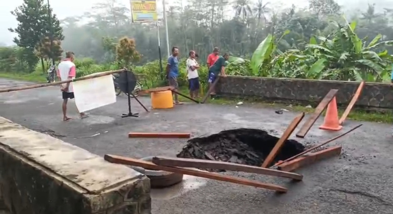 Jalan Kampak - munjungan putus karena ada lobang di jembatan