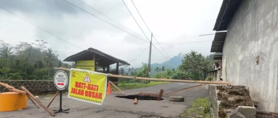 Kondisi jembatan nglegok, di Desa Bendoagung, yang masih di tutup total