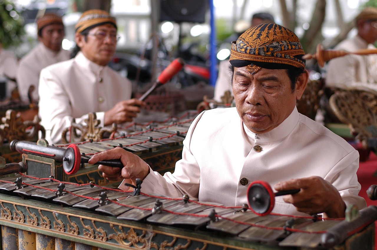 Seorang pengrawit memainkan alat gamelan bernama gender. (DEDY TIMBUL/PIXABAY)