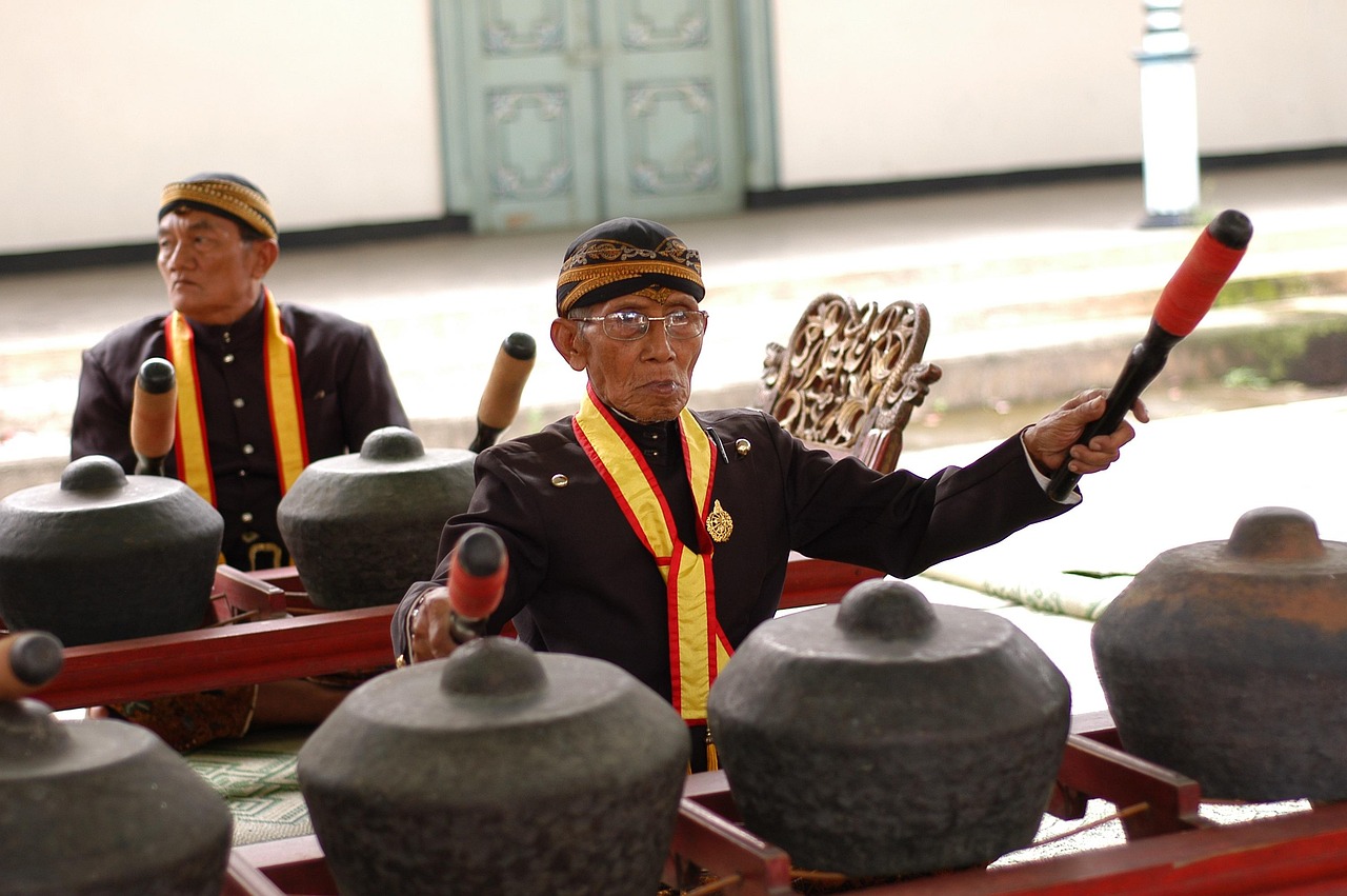 Abdi dalem Keraton Kasunanan Surakarta menabuh gamelan. (DEDY TIMBUL/PIXABAY)