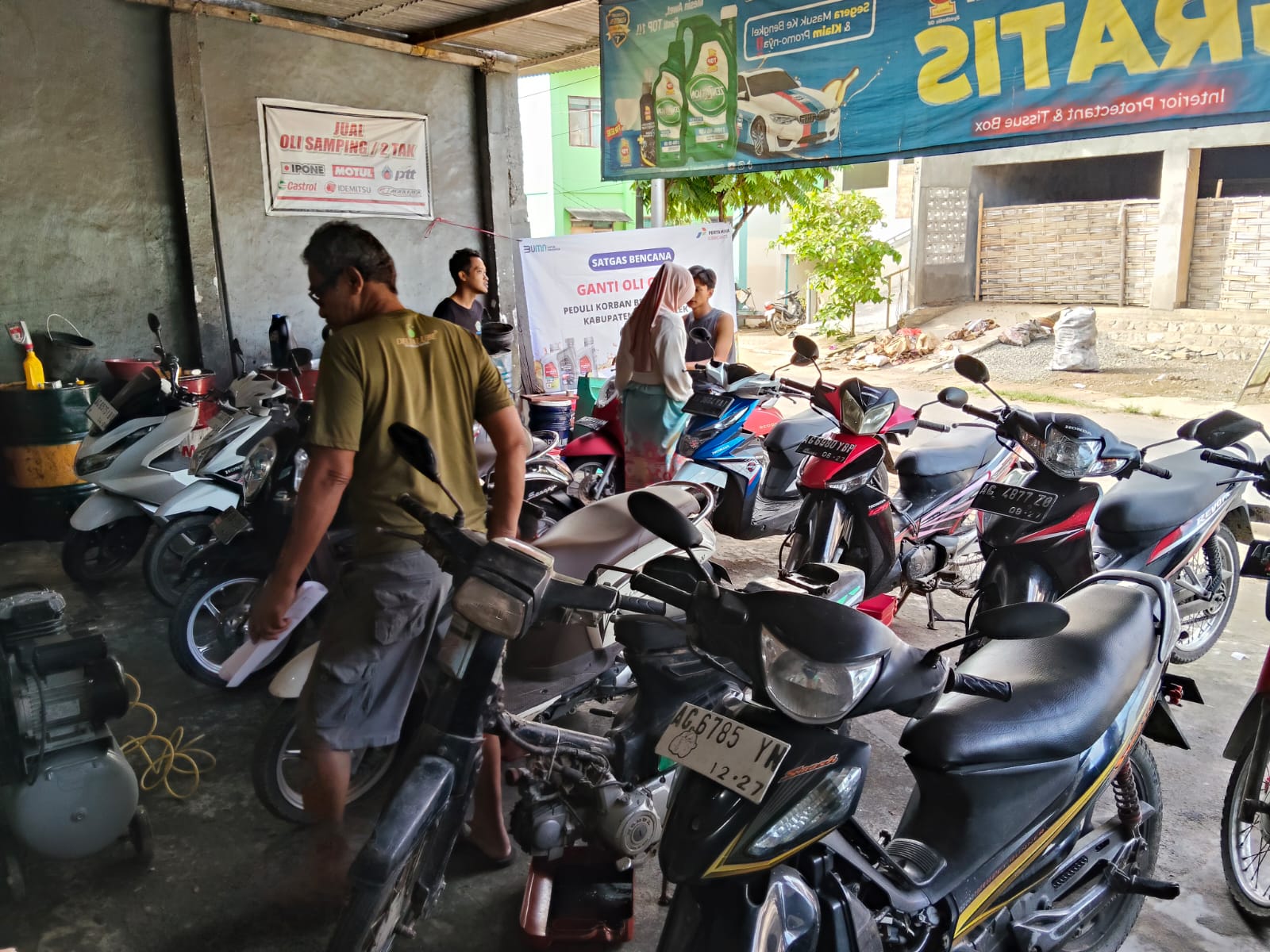 Motor warga terdampak banjir Trenggalek mendapatkan perawatan oli gratis demi menjaga kelancaran aktivitas sehari-hari.