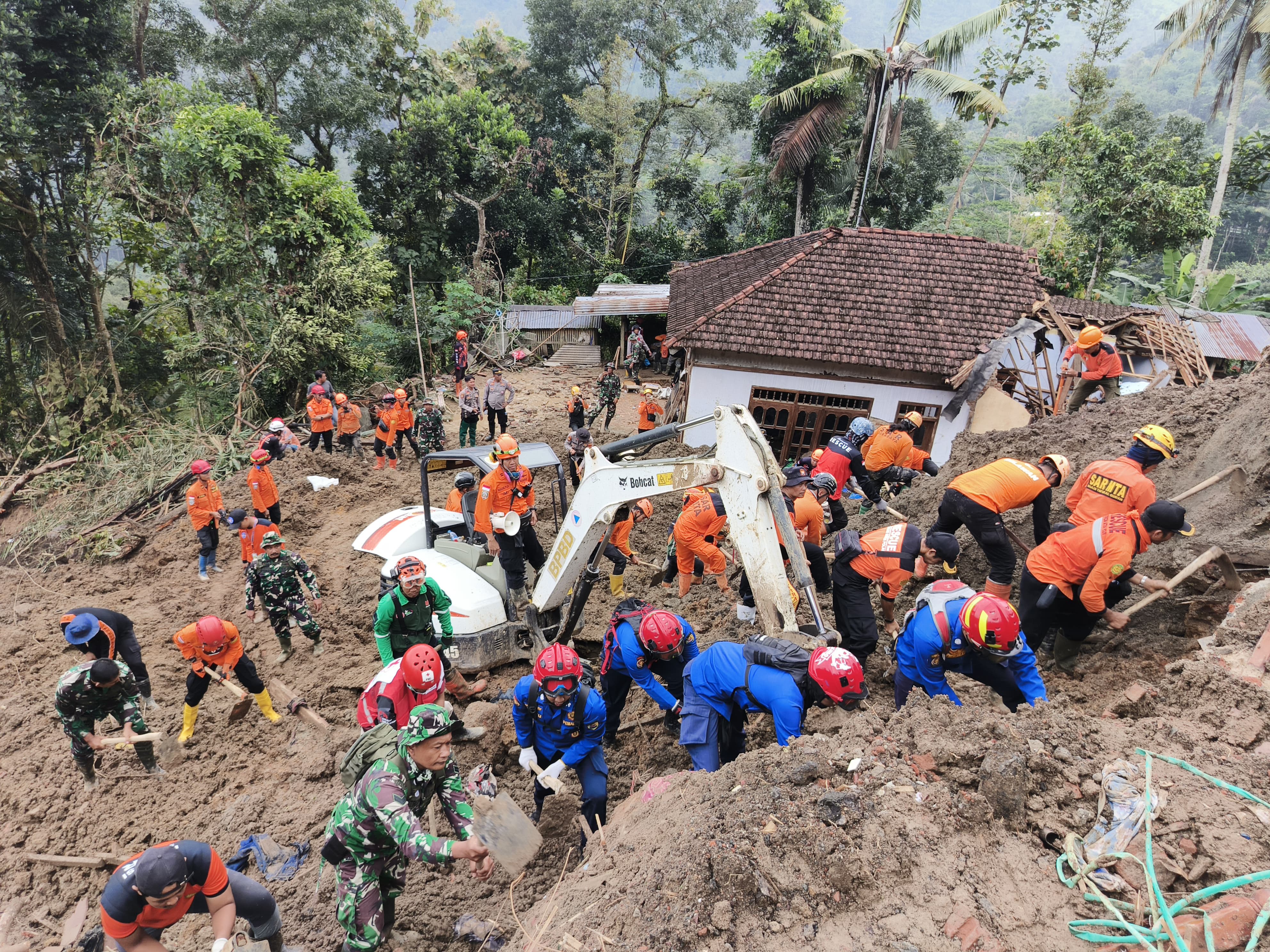 Emil Dardak apresiasi kerja keras tim gabungan dalam proses pencarian korban longsor di Trenggalek.