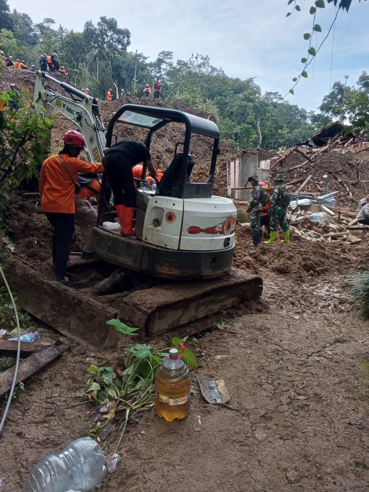 Proses pencarian korban longsor di Desa Depok, Bendungan, Trenggalek