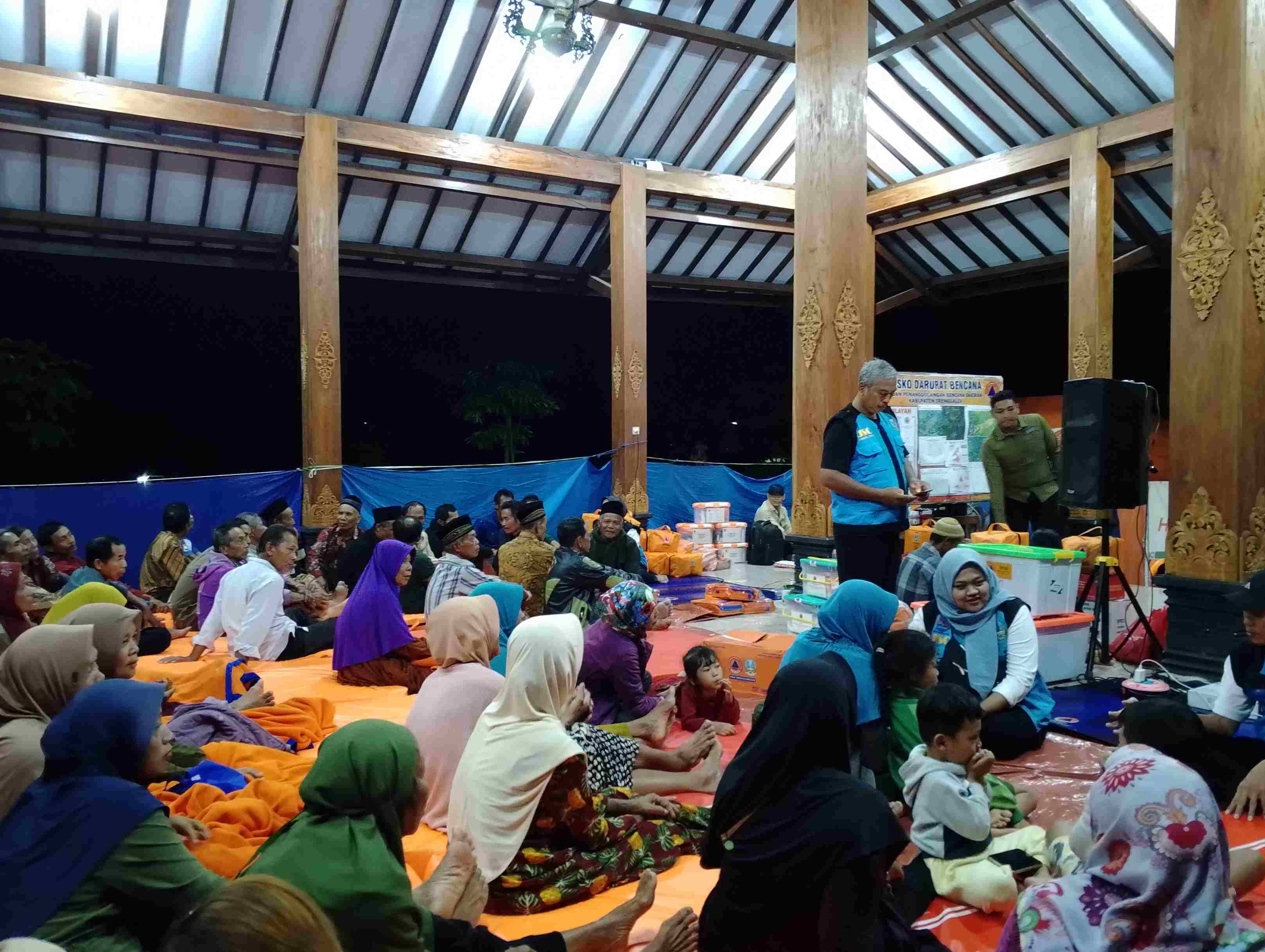 Warga terdampak longsor bermukim di posko pengungsian sembari menunggu relokasi dari Pemkab Trenggalek setelah pencarian korban rampung.