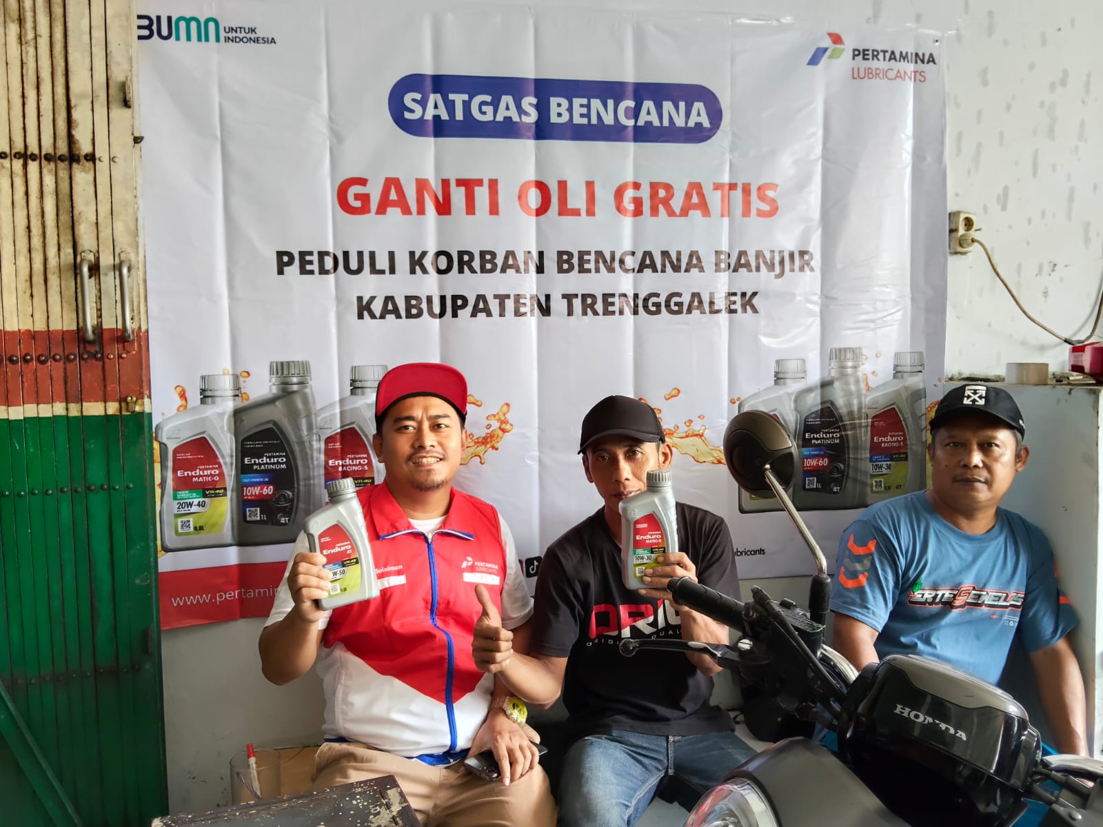 Tim Pertamina Lubricants dan warga bersemangat mendukung kegiatan ganti oli gratis korban banjir Trenggalek
