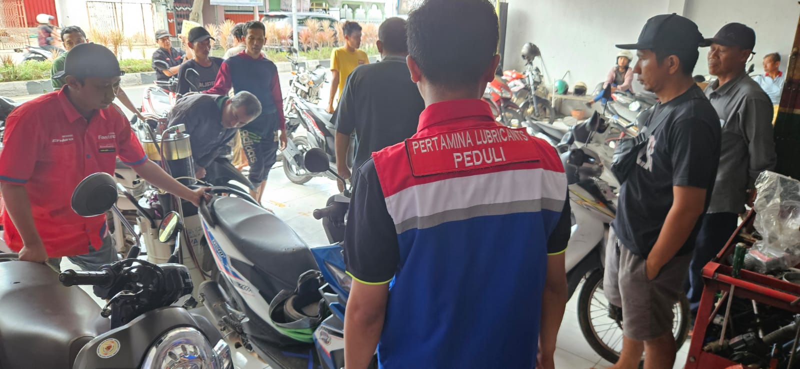 Antusiasme warga terlihat saat menunggu giliran ganti oli gratis di bengkel mitra Pertamina Lubricants.