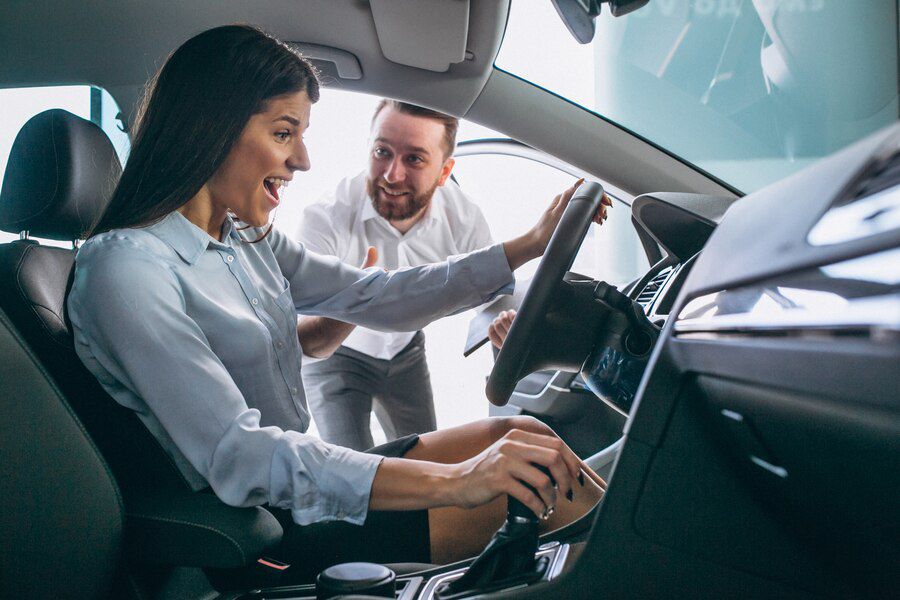 Tips belajar mengemudi pahami fungsi dasar mobil melalui arahan instruktur