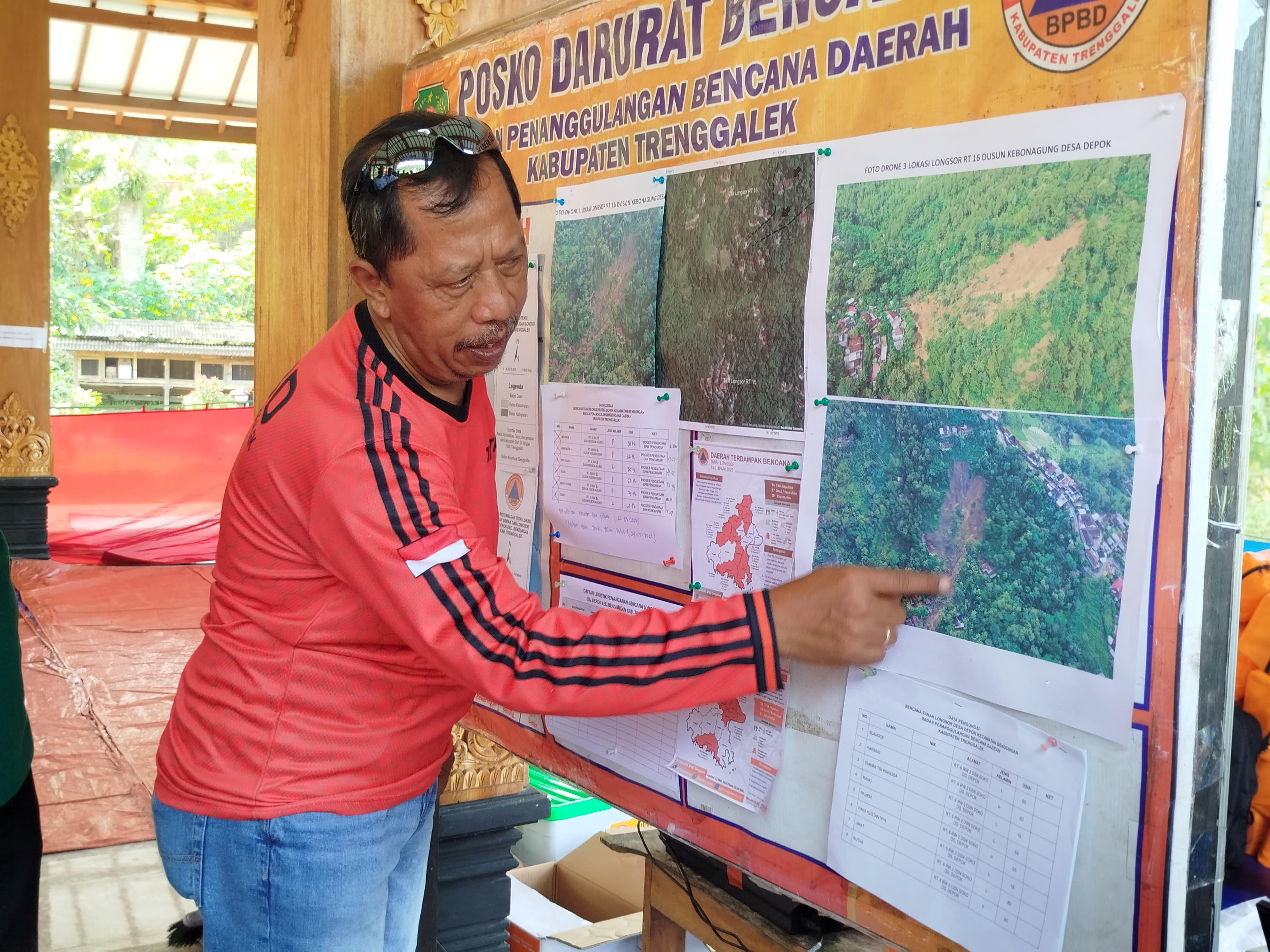 Kepala BPBD Trenggalek, St Triadi Atmono saat menunjukkan data bencana di Trenggalek sepekan terakhir.