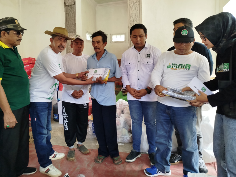 Ketua DPC Trenggalek H. Sukarodin bersama pengurus memberikan bantuan secara simbolis kepada warga terdampak bencana di Desa Depok, Bendungan