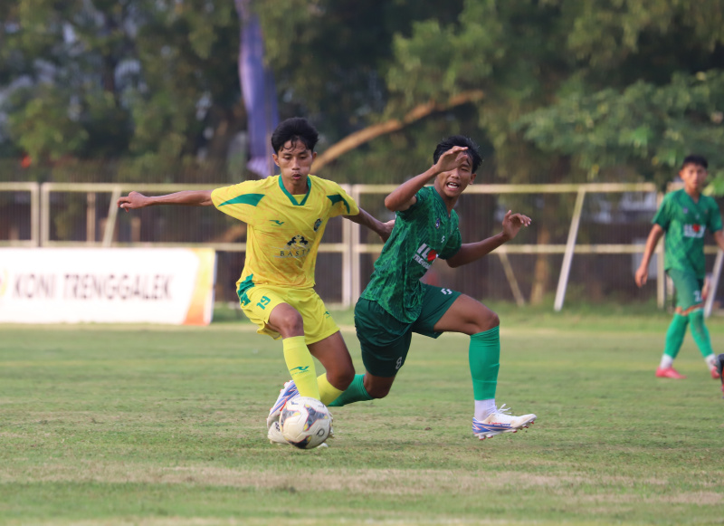 Pemain Tulungagung dan Trenggalek ketika bertanding yang sering ada protes ke wasit
