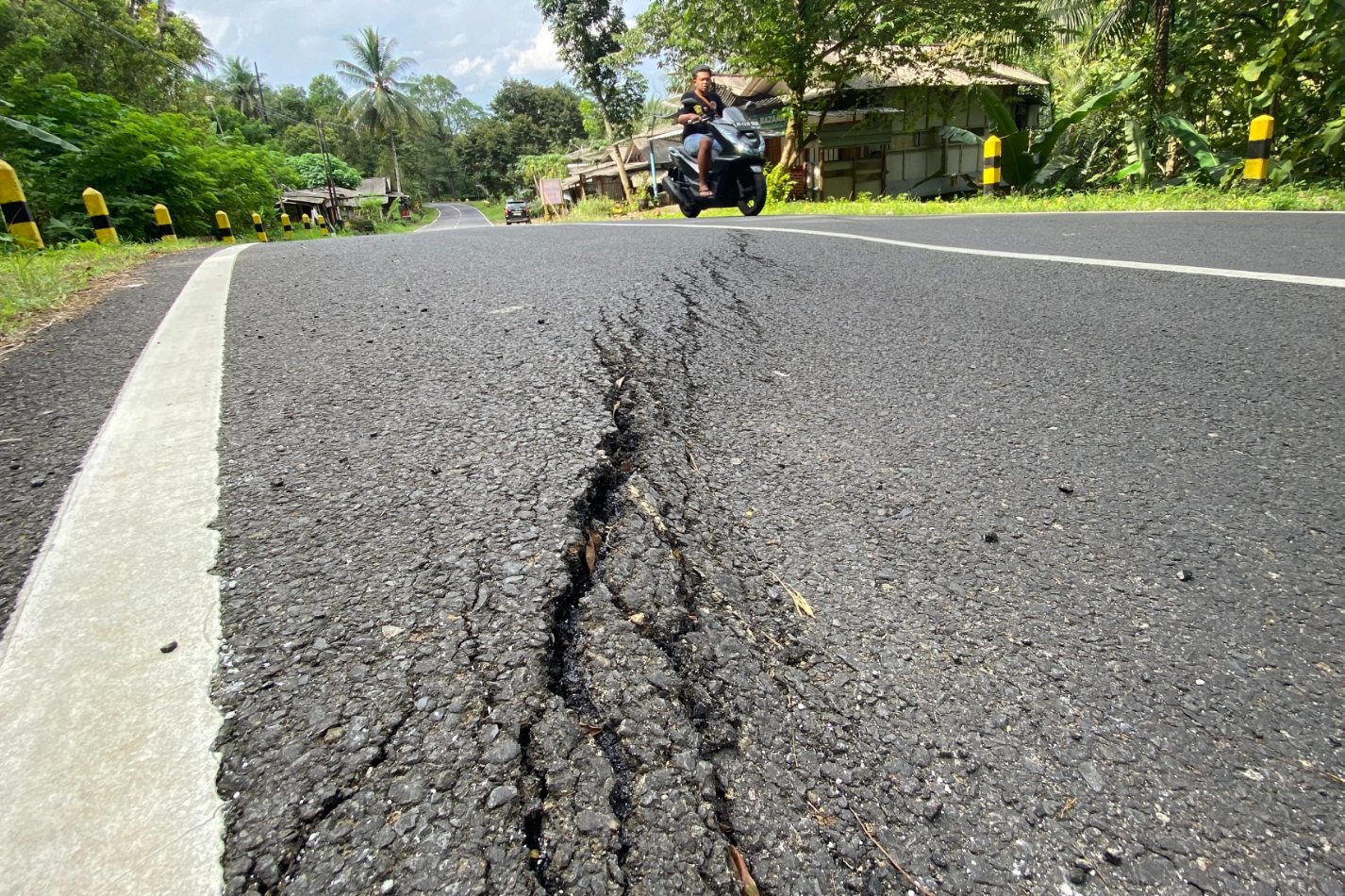 Jalan nasional di Desa/Kecamatan Watulimo Trenggalek yang retak dan mulai ambles. (DR PERDANA/RADAR TRENGGALEK)
