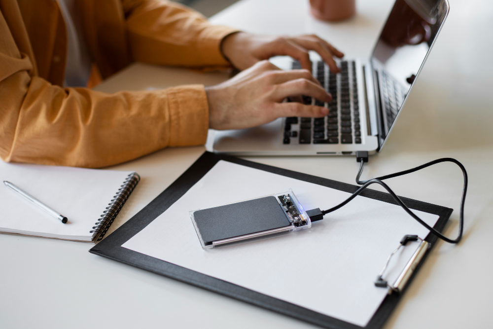 Laptop ngelag, charger panas, dicas semalaman rusak?